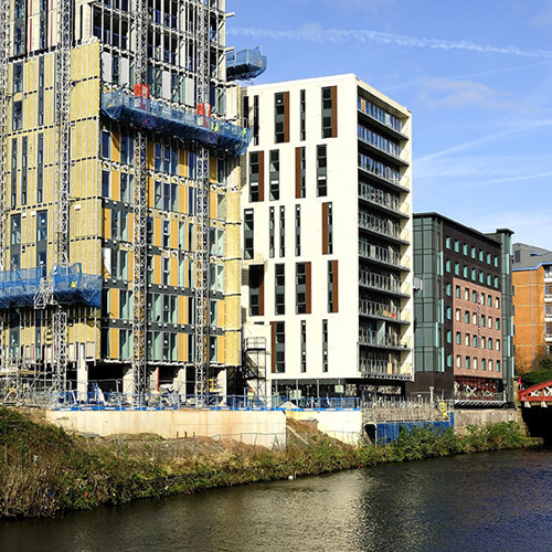 Facade construction on a block of residential apartments